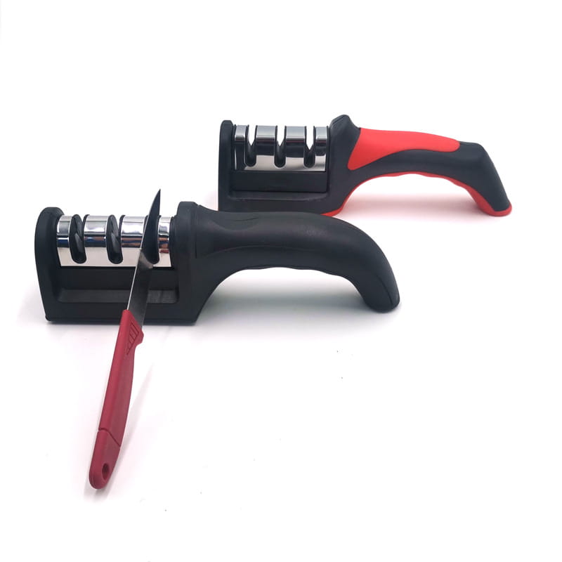 Aiguiseur de couteaux portatif rouge et noir avec trois pierres à aiguiser en acier inoxydable pour un outil d’affûtage de cuisine manuel en trois étapes.