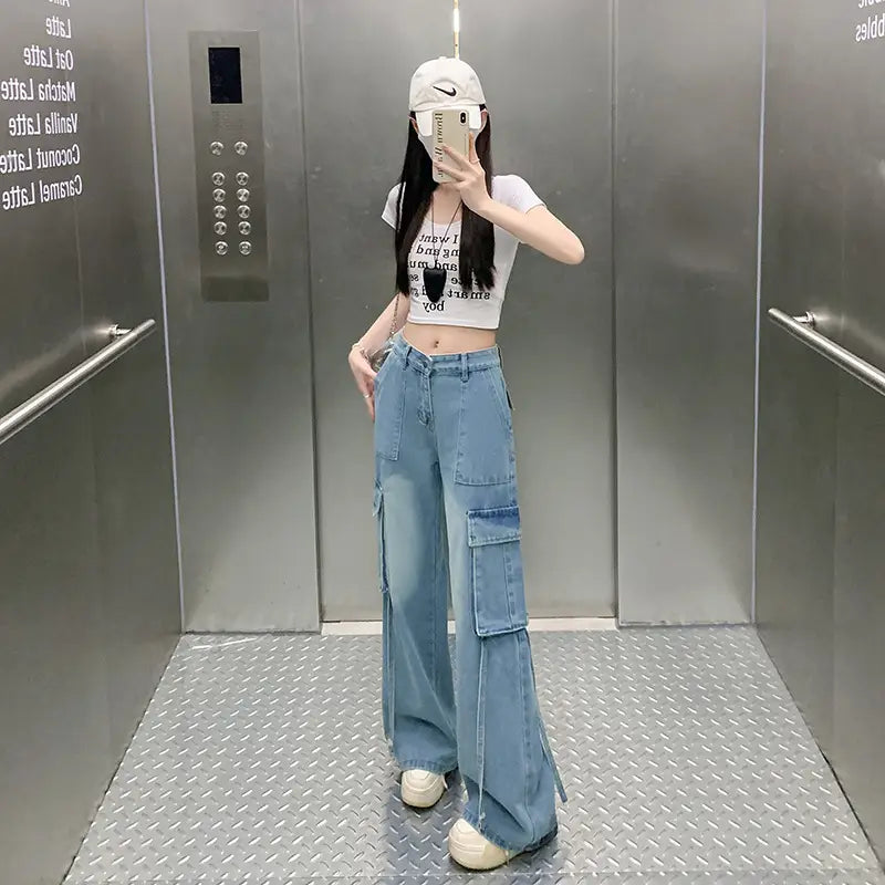 Helle blaue Jeans-Cargohose mit mehreren Taschen und einem weiten, ausgestellten Bein-Design in hellem Wasch.