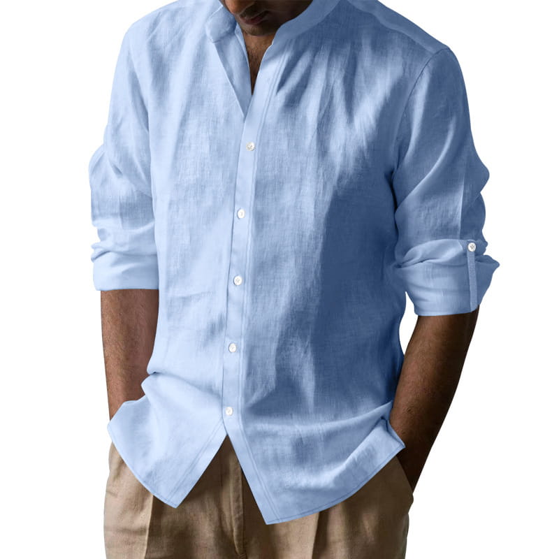 Camisa entallada para hombre en mezcla de lino color azul claro, con cuello alzapié, de manga larga, con mangas arremangadas y textura sutil.