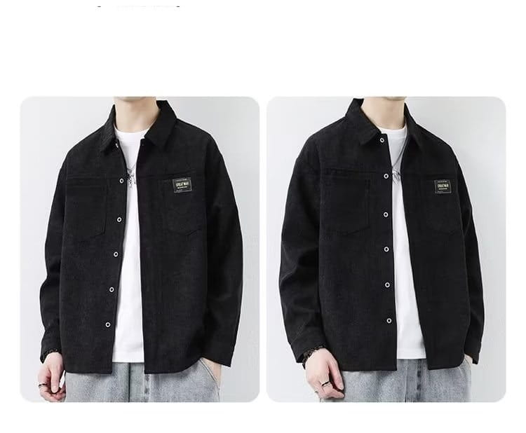 Herren Cordhemd im Casual-Stil mit Langarm in Schwarz mit zwei Brusttaschen und einem kleinen rechteckigen Patch auf der linken Brust.