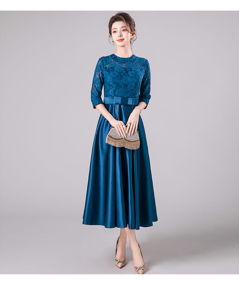 Robe midi d’anniversaire en satin à dentelle turquoise, avec un corsage ajusté, des manches trois-quarts et une ceinture fixée.