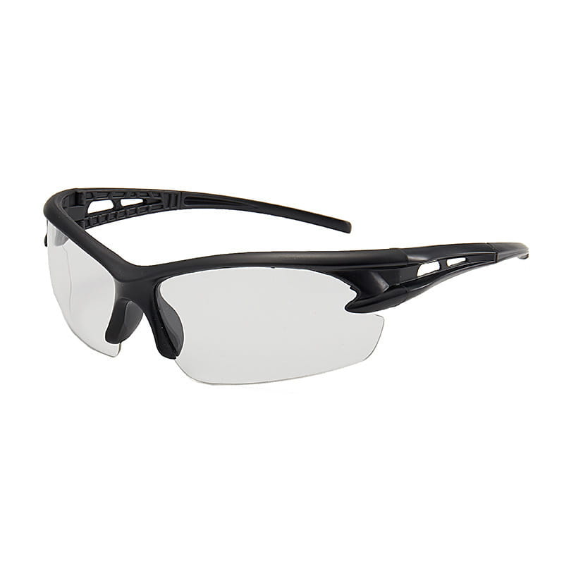 Lunettes de protection de style sport noires avec des verres clairs à haute visibilité et une conception de monture aérodynamique élégante pour un usage sportif