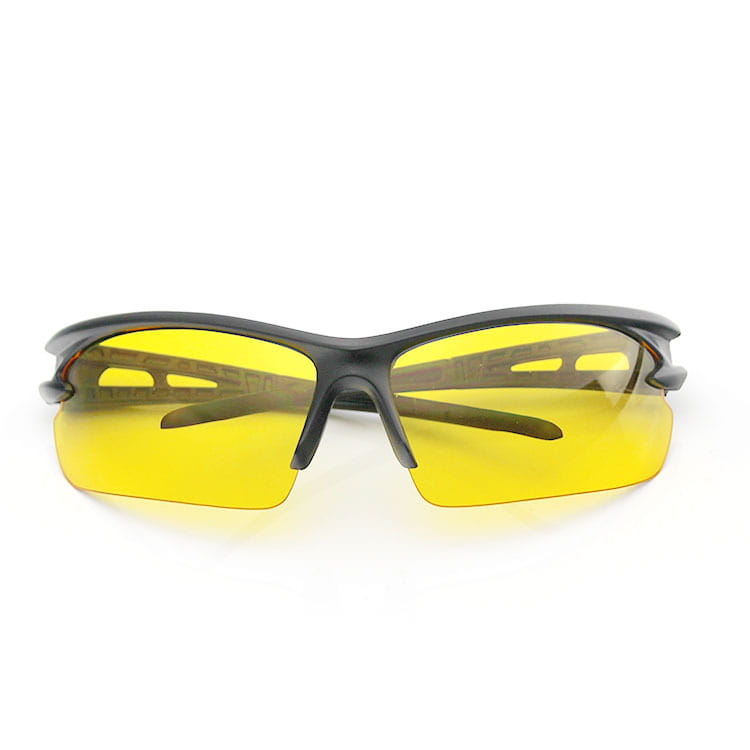 Lunettes de sport aérodynamiques à monture noire avec des verres à haute visibilité jaune vif, conçues pour améliorer les performances.