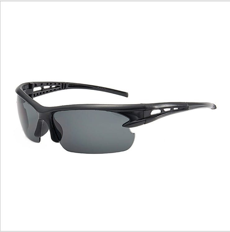 Lunettes de sport aérodynamiques noires avec des verres à haute visibilité gris foncé et une monture élégante dotée de fentes d’aération conçues pour un usage actif.