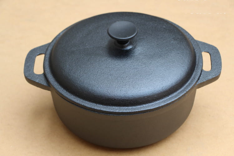 Cazuela de hierro fundido negro con tapa a juego y dos asas laterales, diseñada para la preparación de cazuela y estofado, de 28 cm.