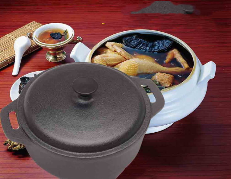 Cazuela de hierro fundido negro tipo dutch oven para cazuela y estofado de 28 cm, con tapa texturizada y dos asas laterales.