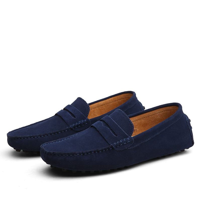 Mocassins en daim bleu marine pour homme, dotés d’une lanière en cuir cousue sur l’avant et d’une semelle en caoutchouc durable.