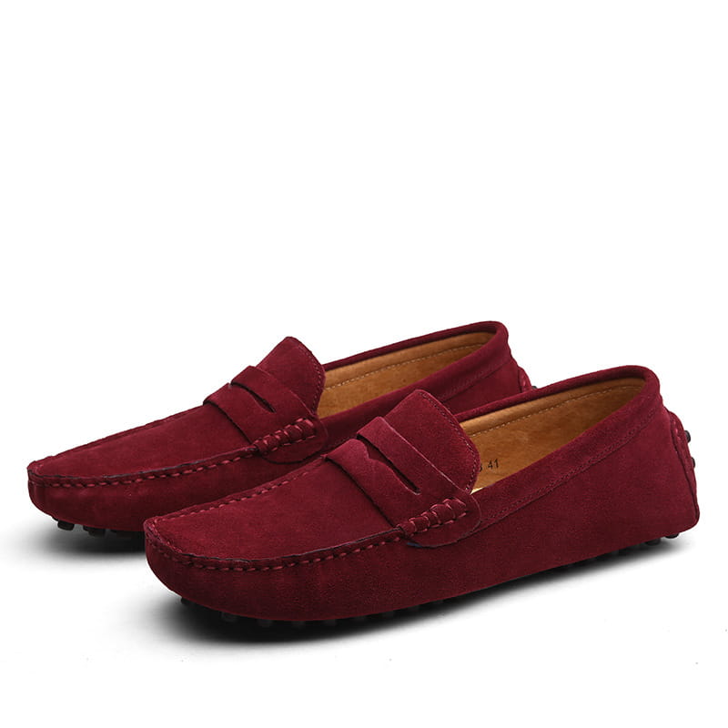 Mocassins en daim pour homme bordeaux foncé, avec un design classique et une doublure en cuir beige contrastante, avec une semelle en caoutchouc.