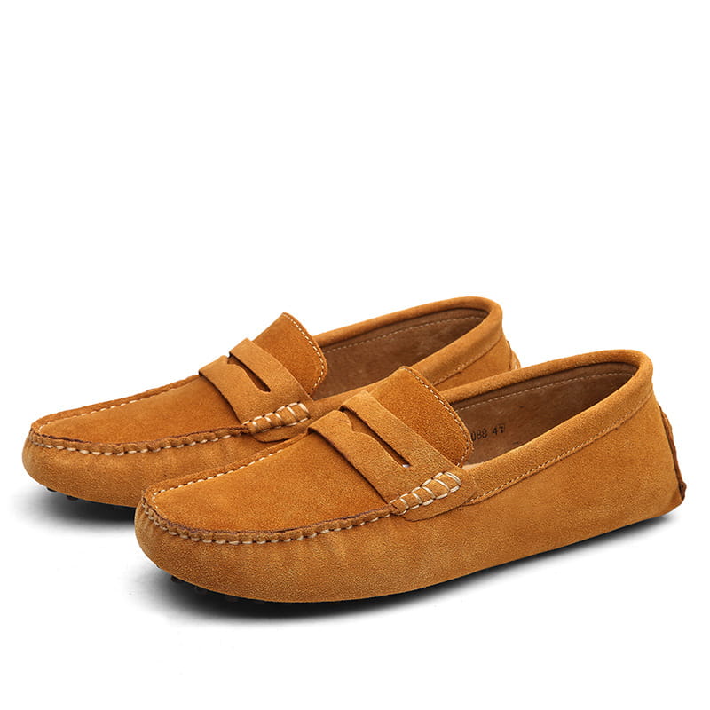 Mocassins en daim pour homme camel, avec un design classique de mocassin et des surpiqûres contrastantes, avec une semelle en caoutchouc.
