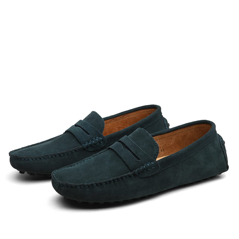 Mocassins en daim pour homme vert canard foncé, avec un design classique de mocassin et une doublure en cuir beige.