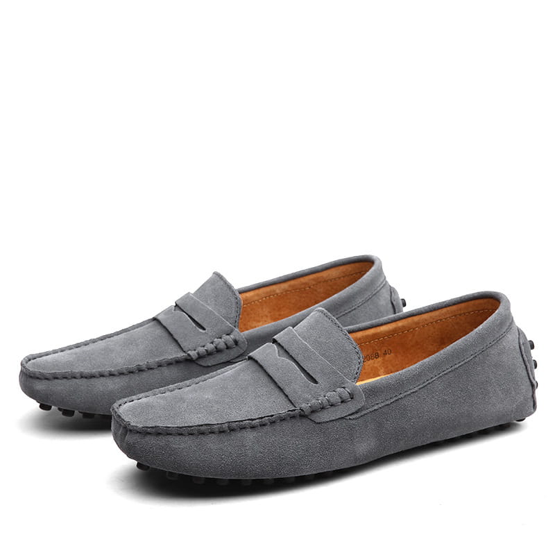 Mocassins en daim gris pour homme, avec un design classique de mocassin et une doublure en cuir beige, avec une semelle en caoutchouc.