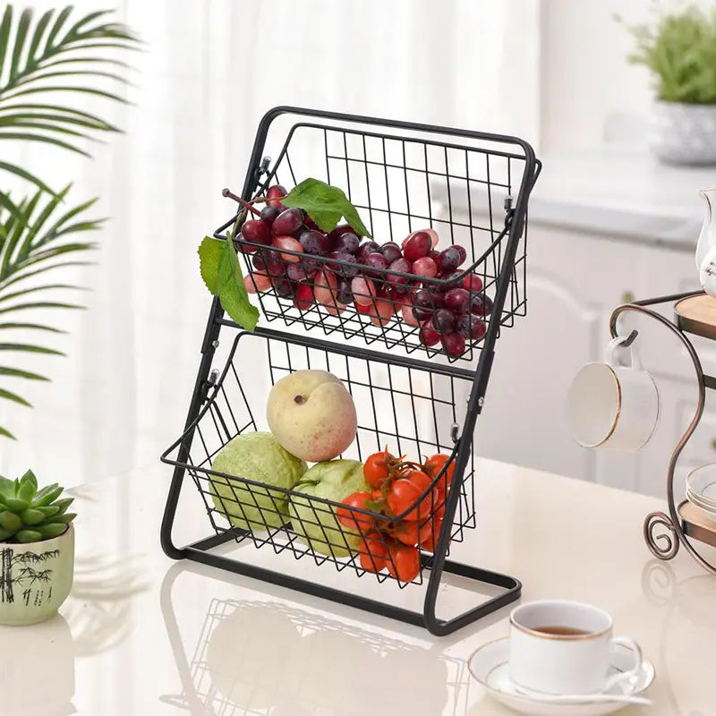 panier de fruits à deux niveaux en fil métallique noir, conçu comme un support de rangement pour la cuisine afin d’organiser les fruits et les légumes.