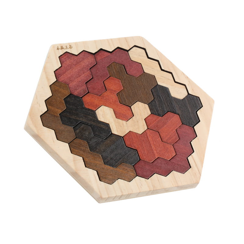 Juguete educativo inicial de tangram de rompecabezas hexagonal de madera que presenta piezas hexagonales entrelazables en tonos naturales de madera, con rojos intensos, marrones profundos y negros oscuros, dispuestas en un patrón simétrico.