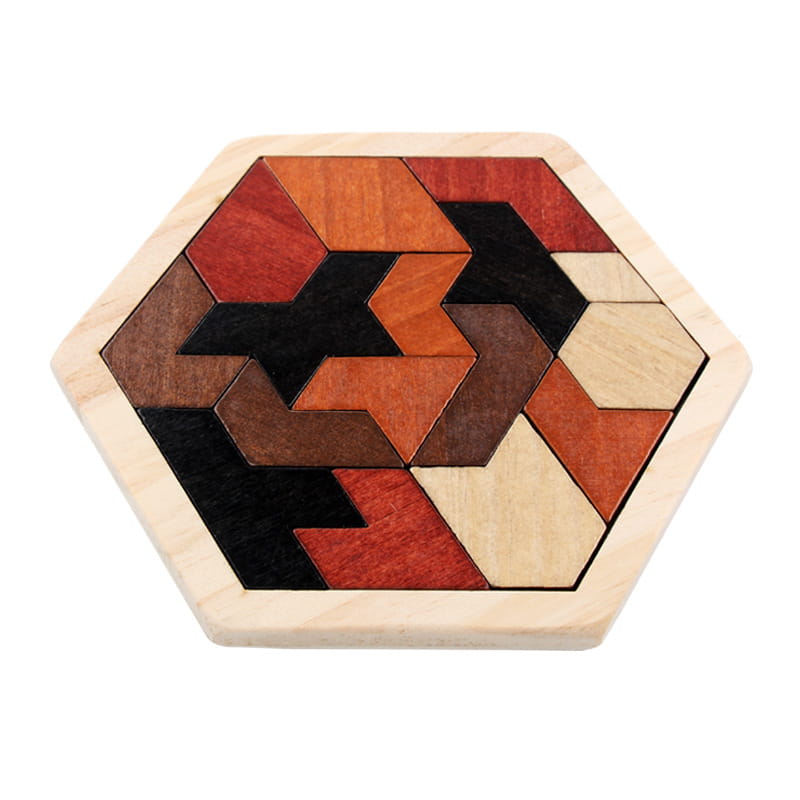 Juguete educativo inicial de tangram de rompecabezas hexagonal de madera que presenta piezas entrelazables en tonos cálidos de naranja, marrón y negro, dispuesto en un marco de madera de color claro.