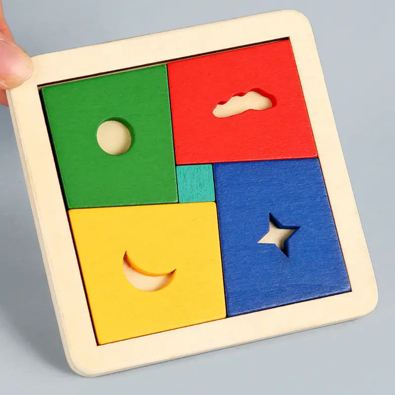 Un juguete educativo inicial de tangram de rompecabezas hexagonal de madera colorido con cuatro piezas cuadradas en verde, rojo, amarillo y azul, cada una con una forma recortada que incluye un círculo, una nube, una luna creciente y una estrella