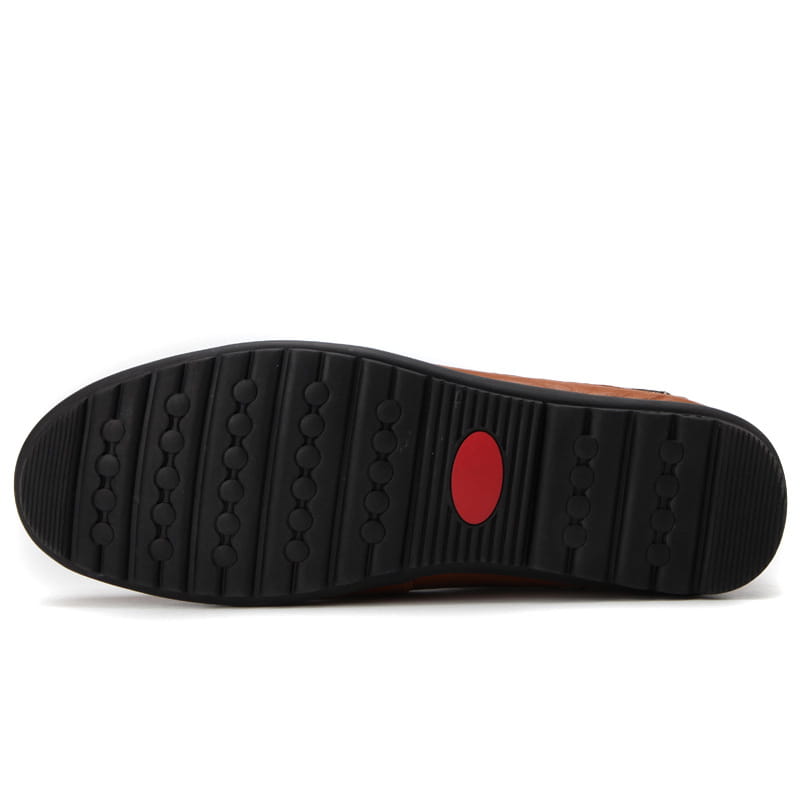 Les mocassins en cuir marron pour homme, style slip-on, plats décontractés affichent le côté arrière ; ils présentent une semelle en caoutchouc noir avec des motifs de bande de roulement circulaires et un accent ovale rouge près du talon.