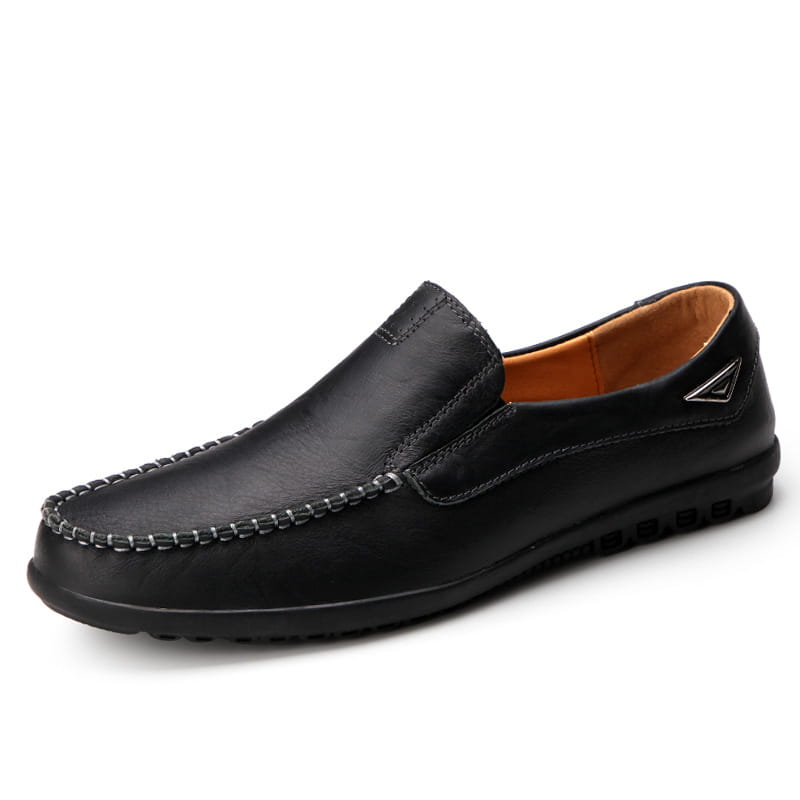 Les mocassins en cuir pour homme, style slip-on, sont noirs, avec une couture blanche contrastante et une doublure intérieure couleur camel, conçus pour un usage décontracté.