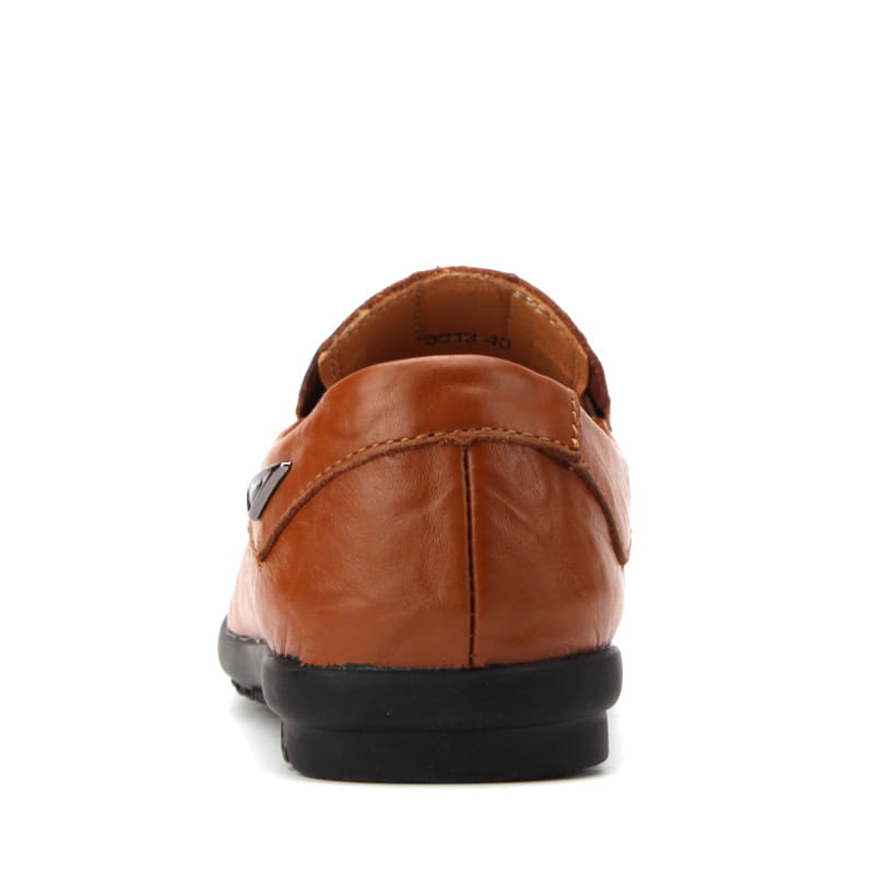 Mocassins en cuir pour homme, style slip-on, couleur camel, avec semelle en caoutchouc noir et un petit logo métallique sur le côté, conçus pour un usage décontracté.