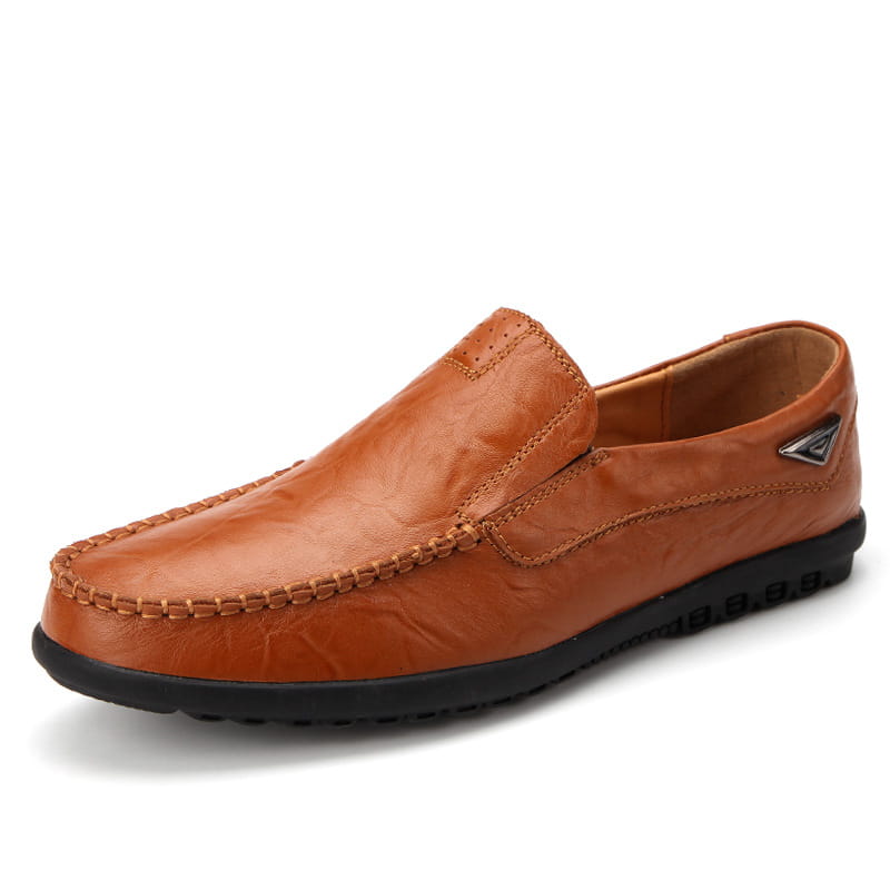 mocassins en cuir camel pour homme, style slip-on, avec semelle en caoutchouc noir et détails cousus pour un usage décontracté