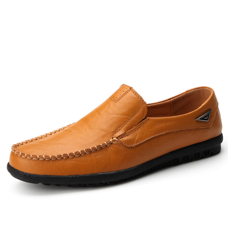 mocassins en cuir camel pour homme, style slip-on, avec semelle en caoutchouc noir et détails cousus pour des chaussures plates décontractées