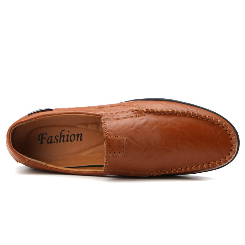 Les mocassins en cuir camel pour homme, style slip-on, présentent une bordure avant cousue et une semelle en caoutchouc noir pour un usage plat décontracté.