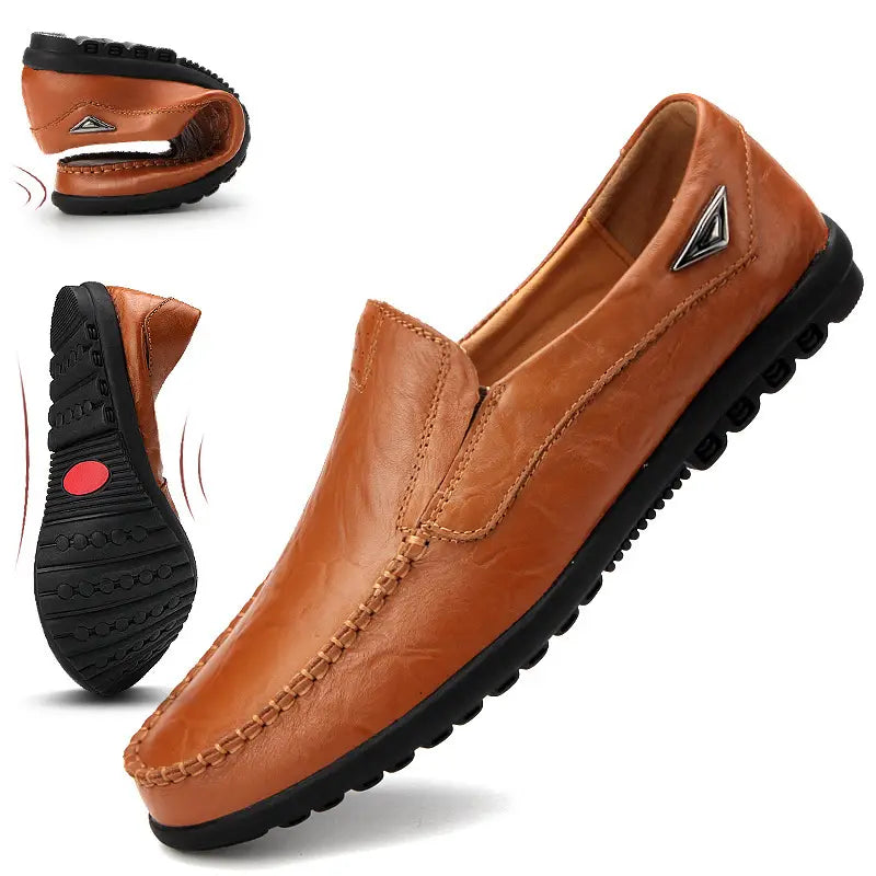 Mocassins en cuir camel pour homme, style slip-on, avec semelle en caoutchouc noir et détails cousus, pour une utilisation en chaussure plate décontractée.