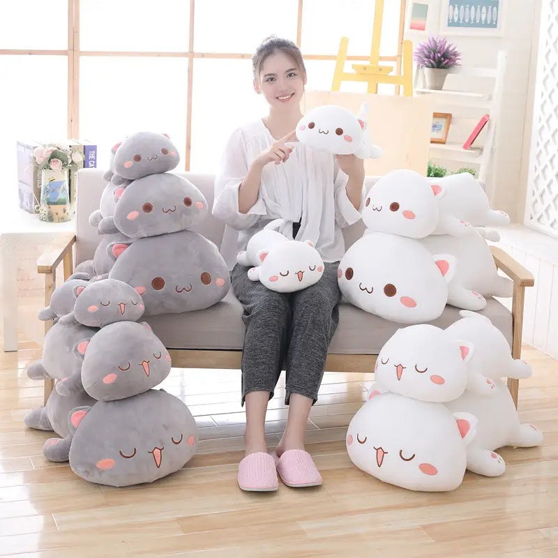 Weiße und graue Plüsch-Katzenkissen-Puppen mit weichen, rundlichen Eigenschaften und rosa Ohren innen, aus weichem Stoff, zur Verwendung als Kätzchen-Plüschtier-Spielzeuge.