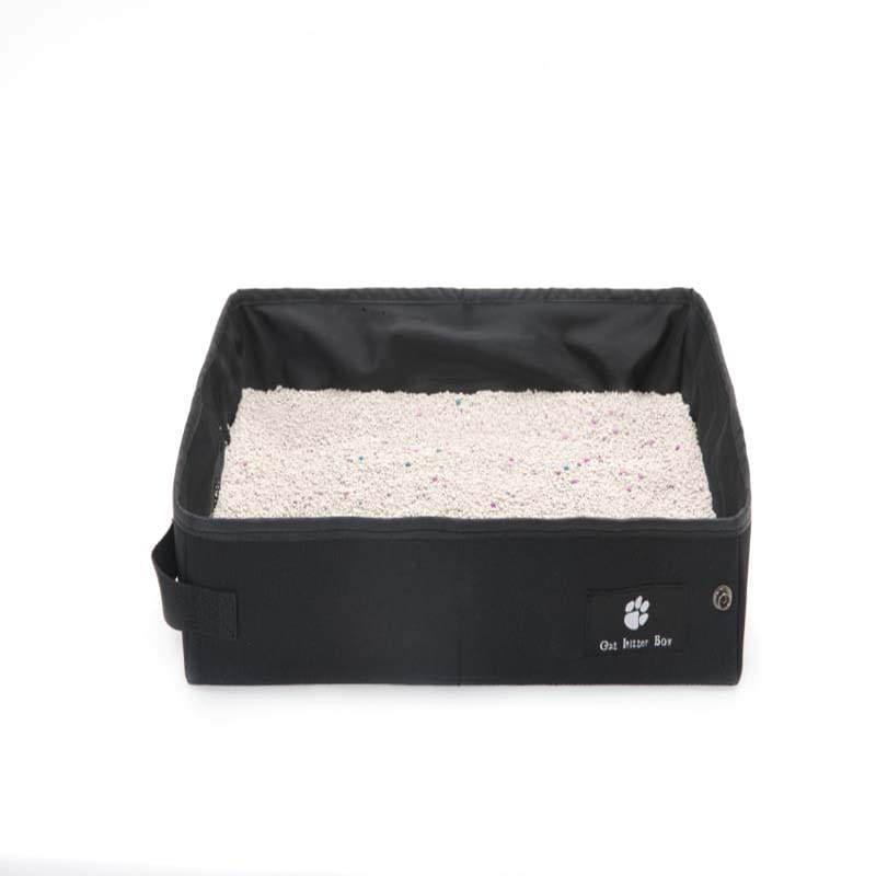 boîte à litière pour chat portable pliable en tissu noir, de forme rectangulaire, remplie d’une litière agglomérante de couleur claire, avec un petit logo représentant une patte à l’avant