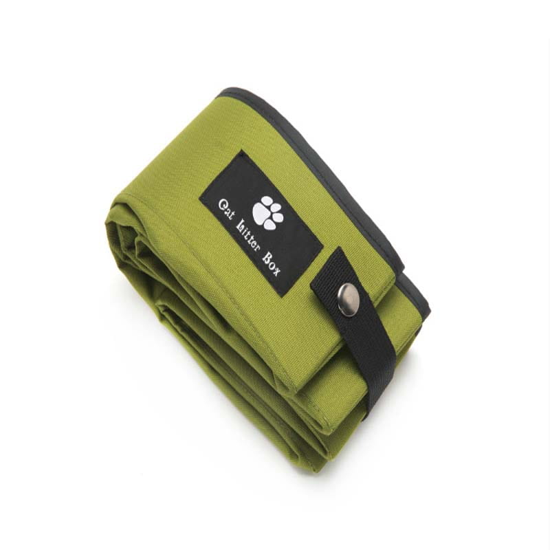 boîte à litière pour chat portable pliable fabriquée en tissu vert olive, avec bordure noire et fermeture à pression argentée pour un transport et un rangement facilités.