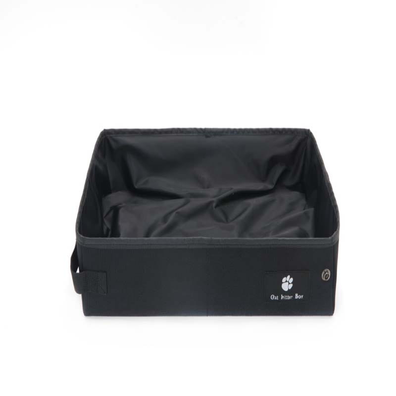 boîte à litière pour chat portable pliable en noir, à design pliable, intérieur rembourré et doux, et petit logo représentant une patte sur le côté.