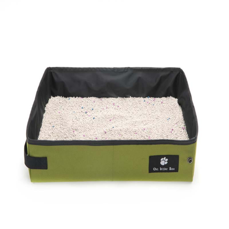 boîte à litière pour chat portable pliable en vert olive et noir, avec design pliable et litière blanche à grains texturés à l’intérieur.