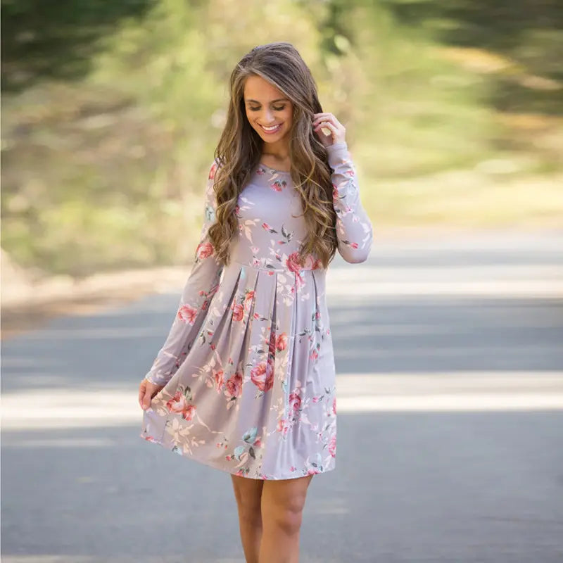 Robe midi évasée de type A, à manches longues, imprimé floral, couleur lavande douce, avec une taille haute plissée.