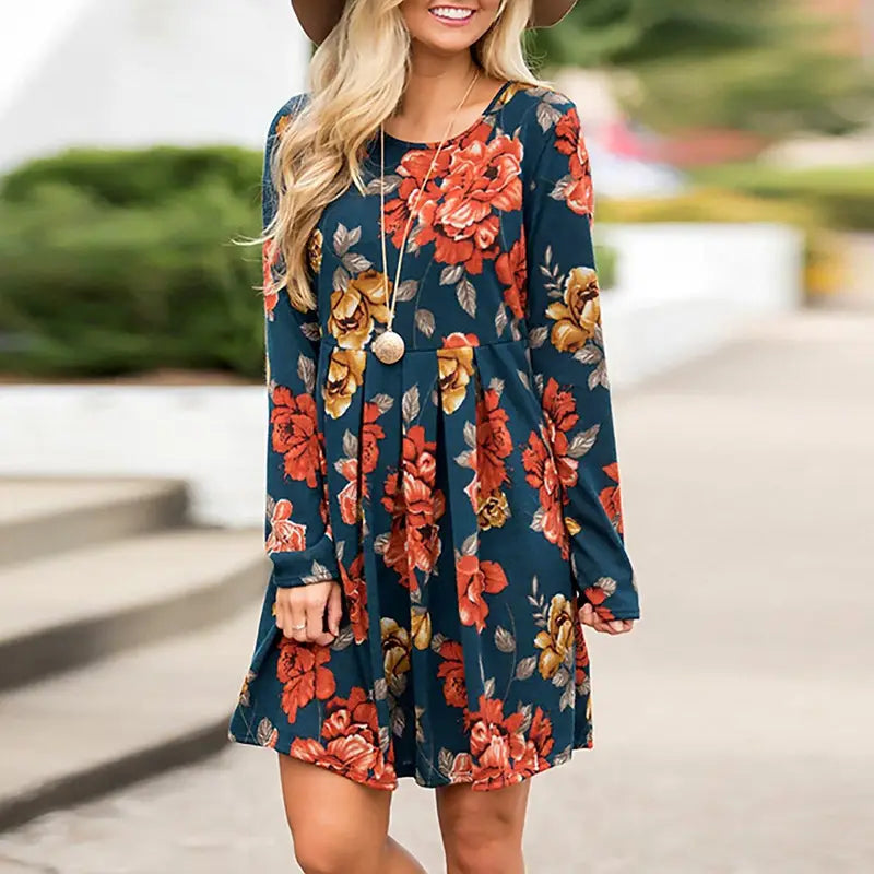 Robe midi évasée de type A, à manches longues, imprimé floral, couleur bleu-vert, mettant en vedette des fleurs orange et jaunes éclatantes.