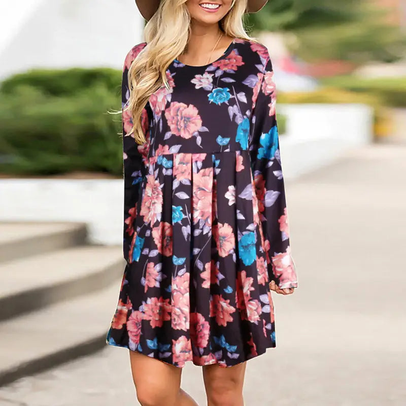 Robe midi évasée de type A, à manches longues, à imprimé floral noir, avec des fleurs rose et bleues.