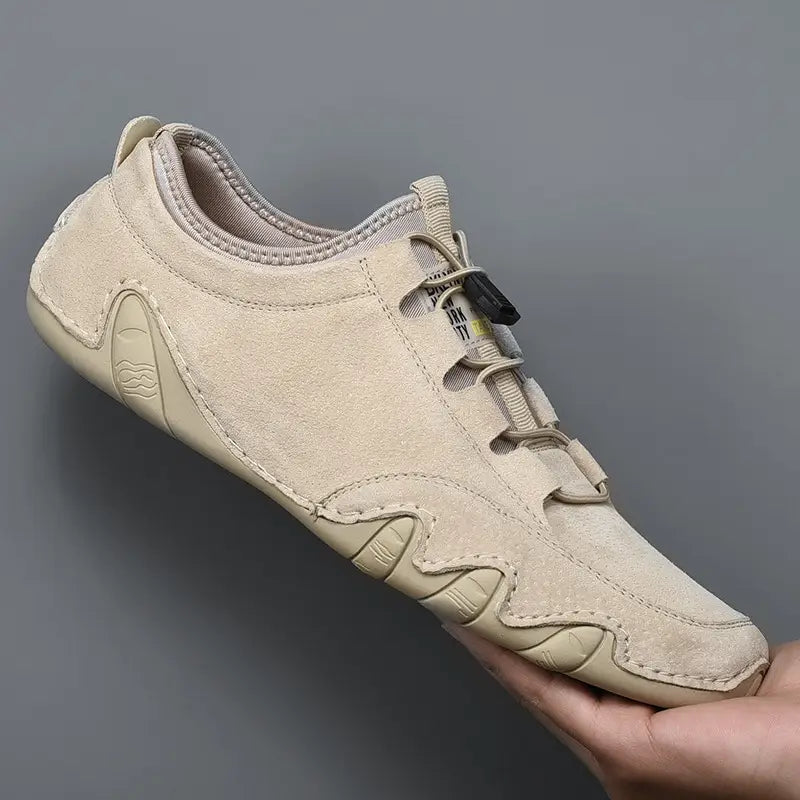 Beiger Wildleder-Freizeitschuh für Herren mit niedrigem Schaft und Freizeitlook mit Slip-On-Design und schwarzer Kunststoff-Schnallenbefestigung.
