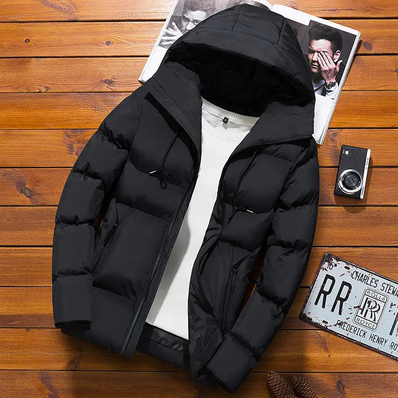 Chaqueta acolchada tipo puffer negra para hombre con capucha, con cierre mediante cremallera, mostrada desde el lado posterior, con un diseño cálido y aislante.