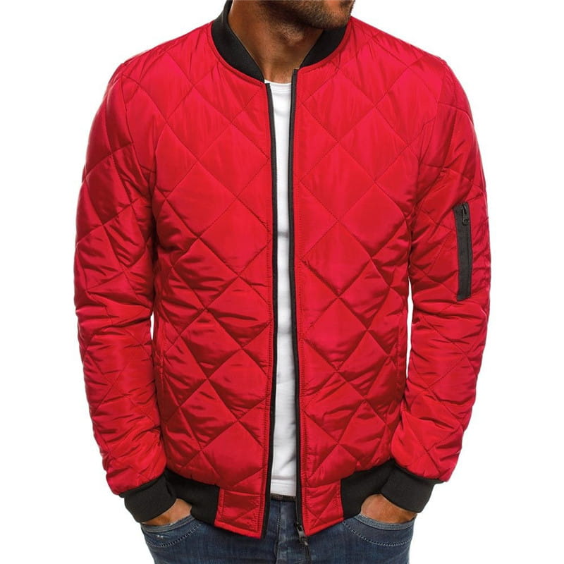 前面から示した「quilted diamond bomber jacket royal blue」という商品名の、黒のトリムとジッパー付き袖ポケットを備えた赤のキルティングボンバージャケット。