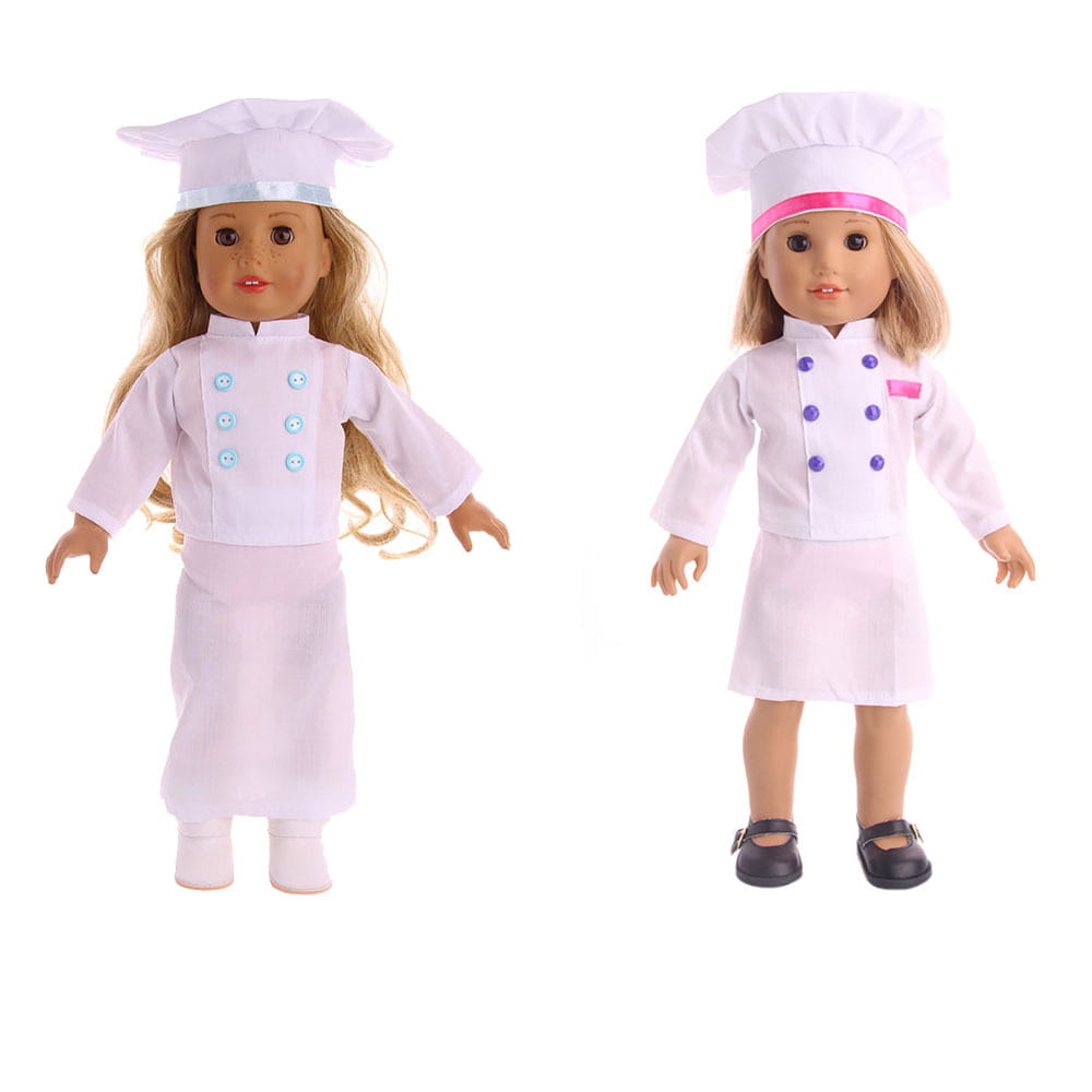 Deux poupées American Girl portant des tenues de chef pour poupée de 46 cm (18 pouces) avec des chapeaux, l’une blanche avec des boutons bleu clair et l’autre blanche avec des boutons violets, conçues pour des jeux culinaires.