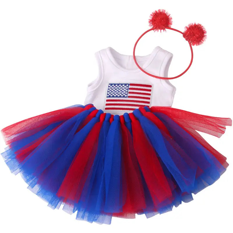 Patriotisches Tutu-Kleid in Rot, Blau und Weiß für 18-Zoll-Puppen mit einem amerikanischen Flaggen-Patch auf der Vorderseite.