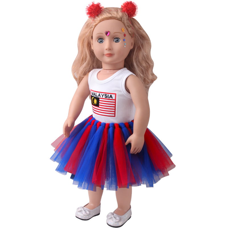 Eine 18-Zoll-Puppe trägt ein weißes Tanktop mit aufgedrucktem Malaysia sowie dessen Flagge, kombiniert mit einem mehrlagigen roten und blauen Tüllrock sowie kleinen silbernen Schuhen, die eine Malaysia-Flaggen-Tutu-Kleidung zur Schau stellen.