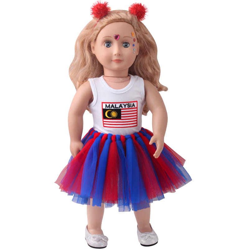 Eine 18-Zoll-Puppe mit blondem Haar trägt ein weißes Tanktop, das mit Malaysia und dessen Flagge bedruckt ist, kombiniert mit einem mehrlagigen roten und blauen Tüllrock in einer Malaysia-Flaggen-Tutu-Outfit-Kombination.