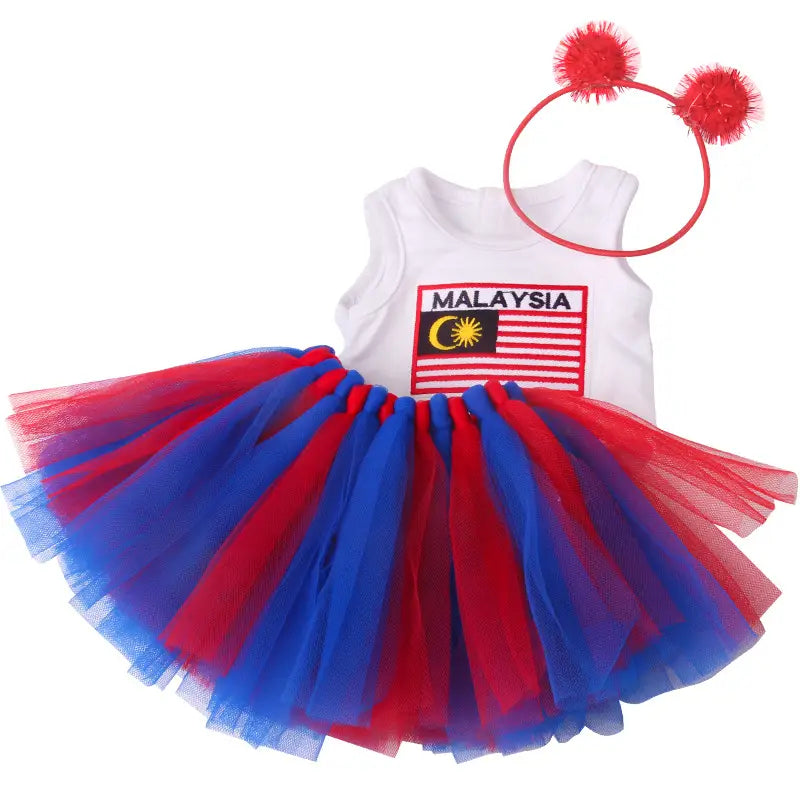 Weißes ärmelloses Oberteil mit einem Patch der malaysischen Flagge in Rot und Blau, kombiniert mit einem mehrlagigen Tüllrock mit abwechselnden roten und blauen Abschnitten für 18-Zoll-Puppenbekleidung im USA-Malaysia-Flaggen-Tutu-Outfit.