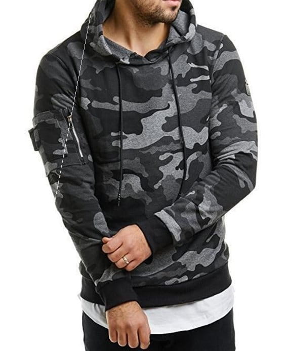 Pull à capuche ajusté camouflage pour hommes, avec motif camouflage noir et gris, capuche à cordon de serrage, poignets et bas côtelés, et poche sur la manche.