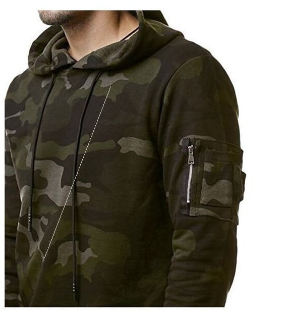 Pull à capuche ajusté camouflage pour hommes en vert foncé et noir, avec une poche zippée sur la manche.