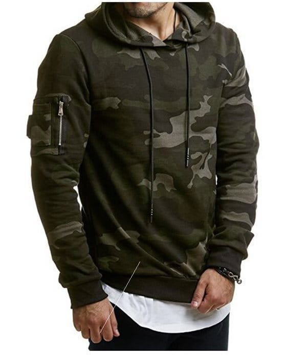 Pull à capuche ajusté camouflage pour hommes en olive et gris, avec une poche zippée sur la manche pour un rangement sécurisé.