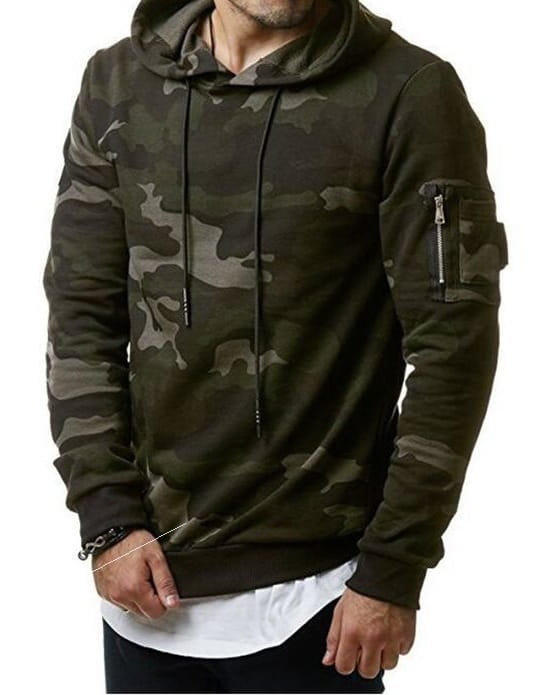 Pull à capuche ajusté camouflage pour hommes en vert olive et gris, avec une poche plaquée zippée sur la manche gauche.