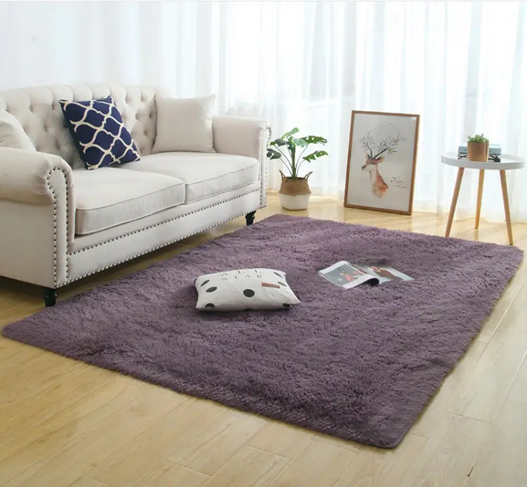 Alfombra de área shaggy esponjosa de pelo sintético suave color violeta oscuro, lavable a máquina, con textura esponjosa y bordes ligeramente elevados.