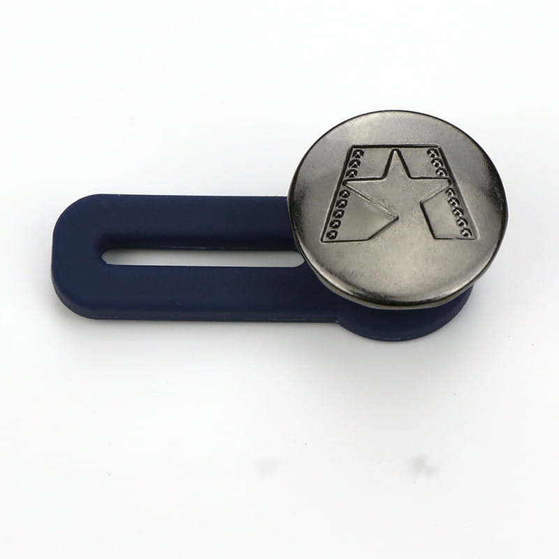 Extendeur de bouton de taille de jeans ajustable sans couture en silicone bleu marine, avec un bouton métallique argenté présentant un motif d’étoile en relief.