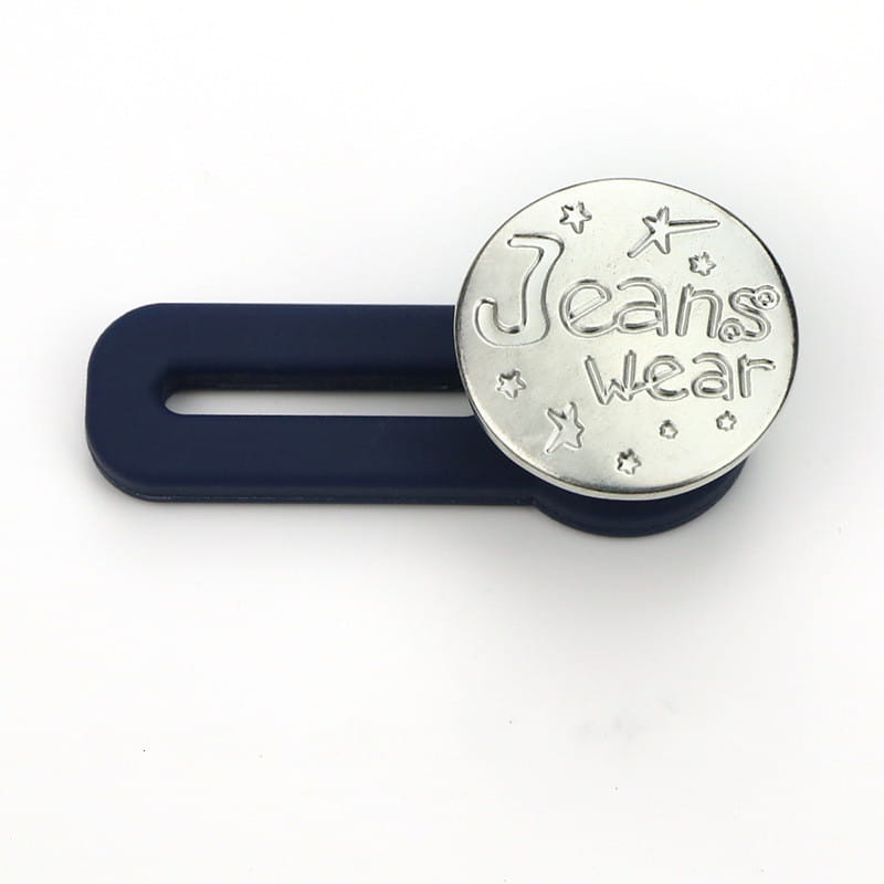 Bouton d’habit de jeans circulaire argenté avec des motifs d’étoiles, fixé à une pince en plastique bleu marine pour l’extendeur de bouton de taille de jeans ajustable sans couture.