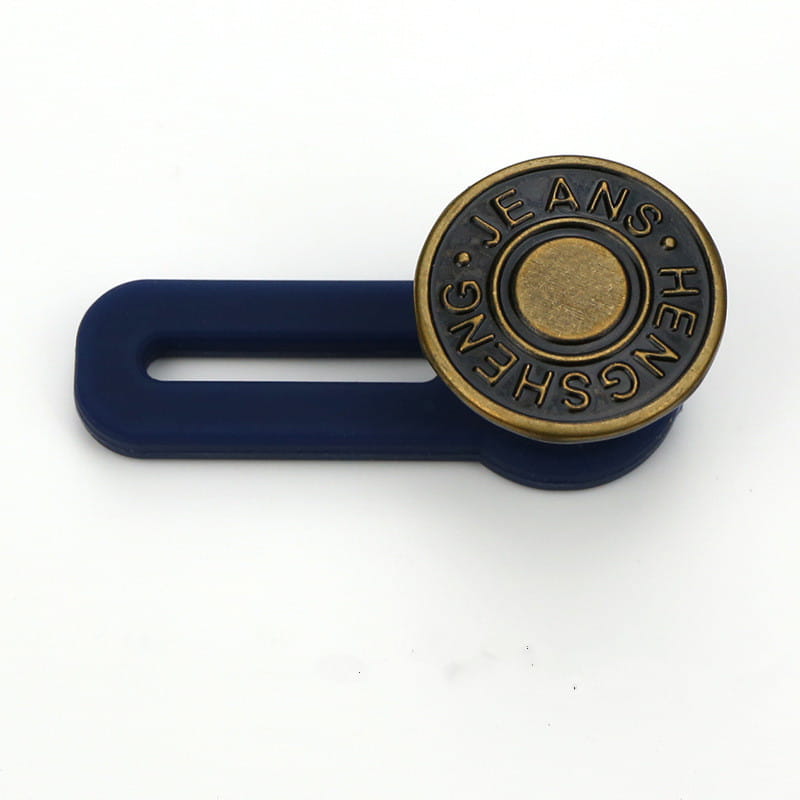 Crochet de bouton en plastique bleu marine avec un capuchon métallique circulaire de couleur laiton gravé de « jeans hengsheng », utilisé comme extendeur de bouton de taille de jeans ajustable sans couture.